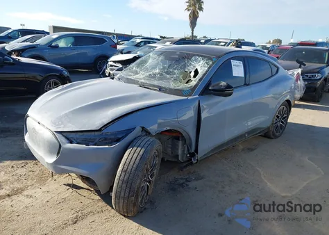 2025 Ford Mustang Mach-E Premium z USA, uszkodzony, nr VIN 3FMTK3R72SMA36745